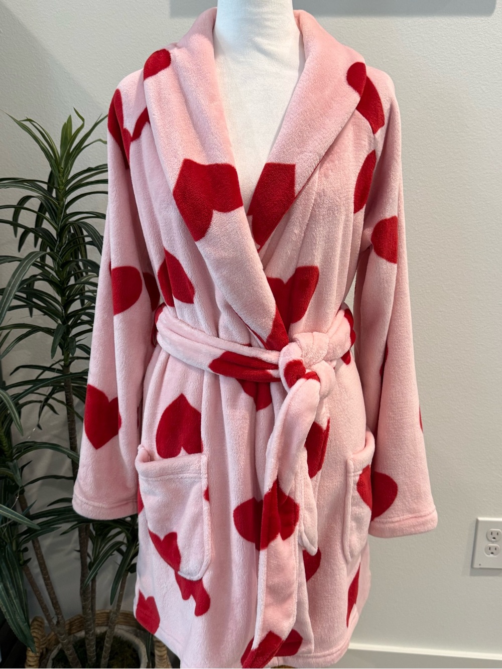 Victoria's Secret Short Cozy Soft Plush Robe Pink with Red Hearts Pockets XS/S